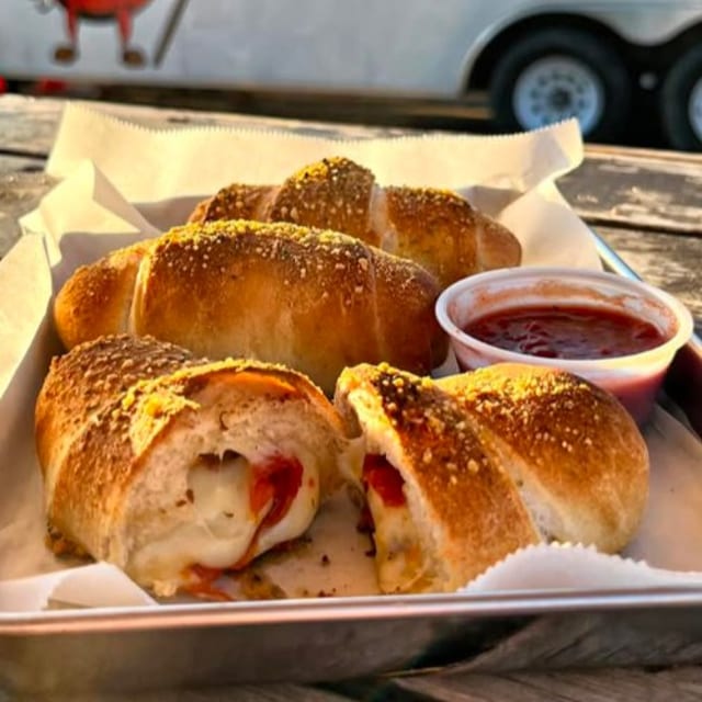 Pizza rolls (3).